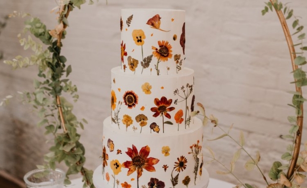 a beautiful floral cake by Bunston Bakes 