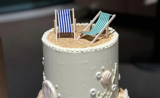 a beach-style cake done by Cielo Cakery 